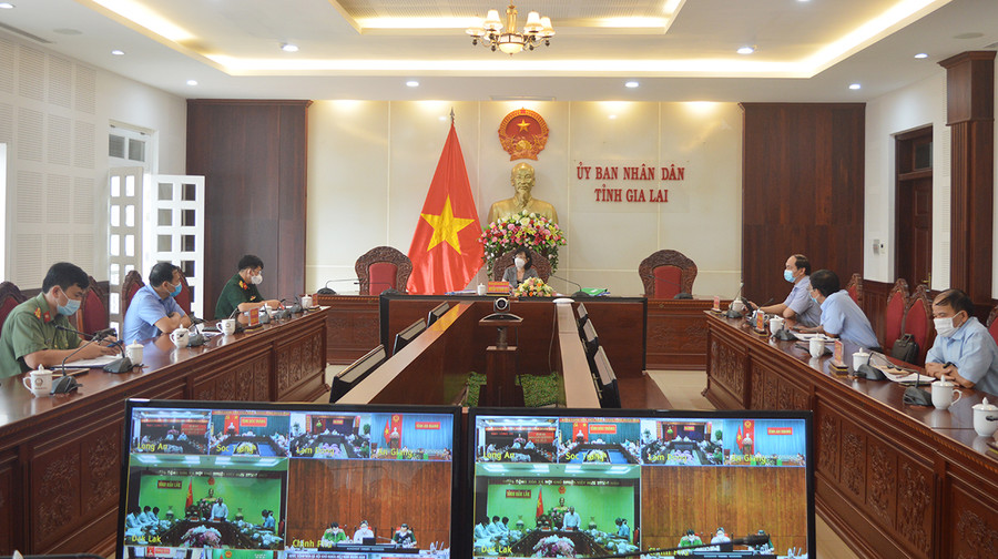 Quang cảnh cuộc họp tại điểm cầu UBND tỉnh Gia Lai. Ảnh: Anh Huy  Phó Chủ tịch UBND tỉnh Nguyễn Thị Thanh Lịch cùng đại diện các cơ quan thành viên Ban Chỉ đạo tham gia cuộc họp trực tuyến tại điểm cầu UBND tỉnh. Ảnh: Anh Huy