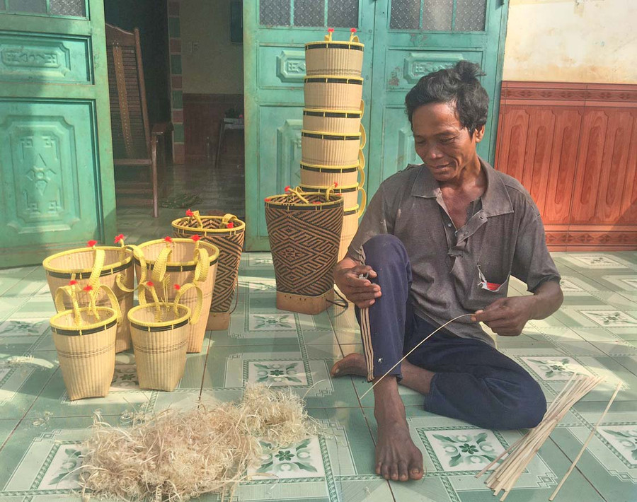 Ông Rơ Mah Ngeng là người đan lát nổi tiếng ở xã Kông Htok (huyện Chư Sê). Ảnh: R’Ô HOK Ông Rơ Mah Ngeng là người đan lát nổi tiếng ở xã Kông Htok (huyện Chư Sê). Ảnh: R’Ô HOK