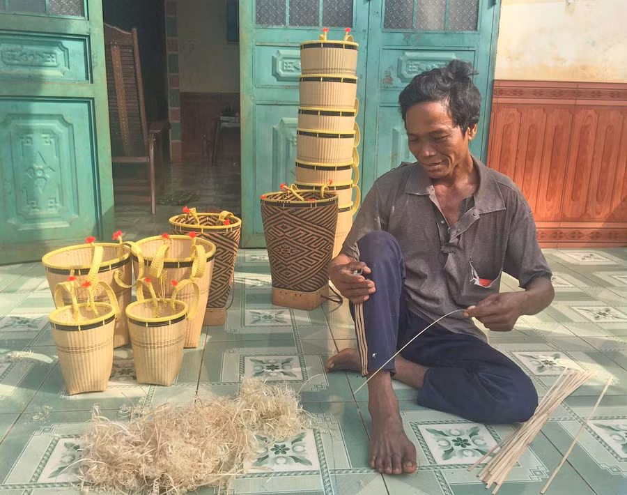 Ông Rơ Mah Ngeng là người đan lát nổi tiếng ở xã Kông Htok (huyện Chư Sê). Ảnh: R’Ô HOK