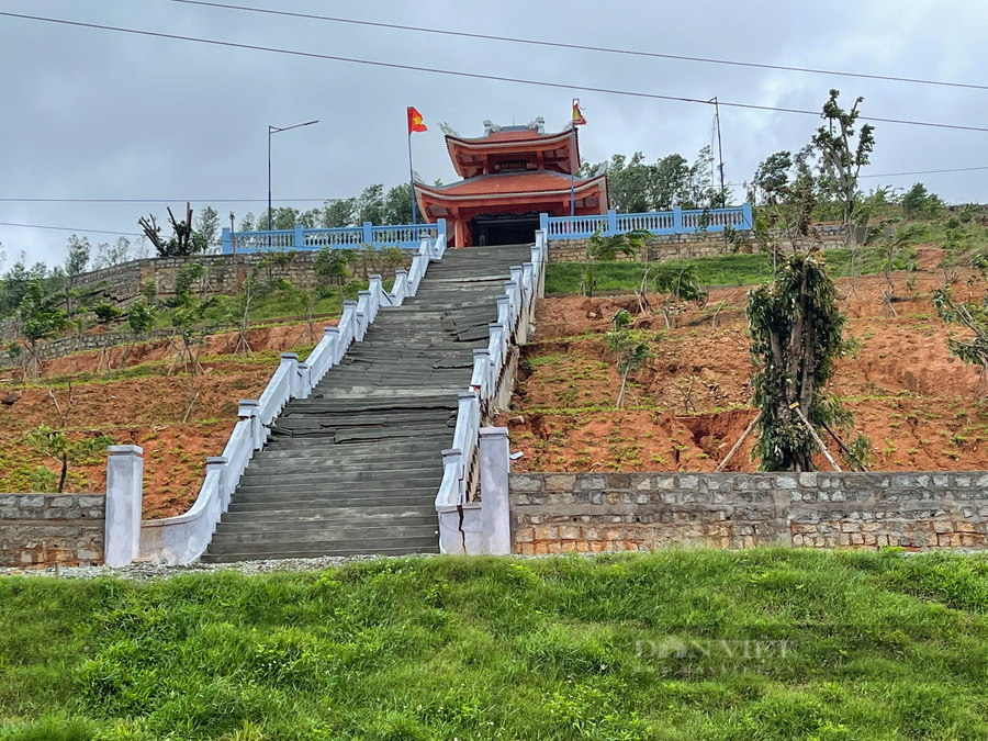 Hầu hết các bậc thang lên xuống và tường rào của đài tượng niệm bị sụt lún nghiêm trọng - Ảnh: Ngọc Giàu
