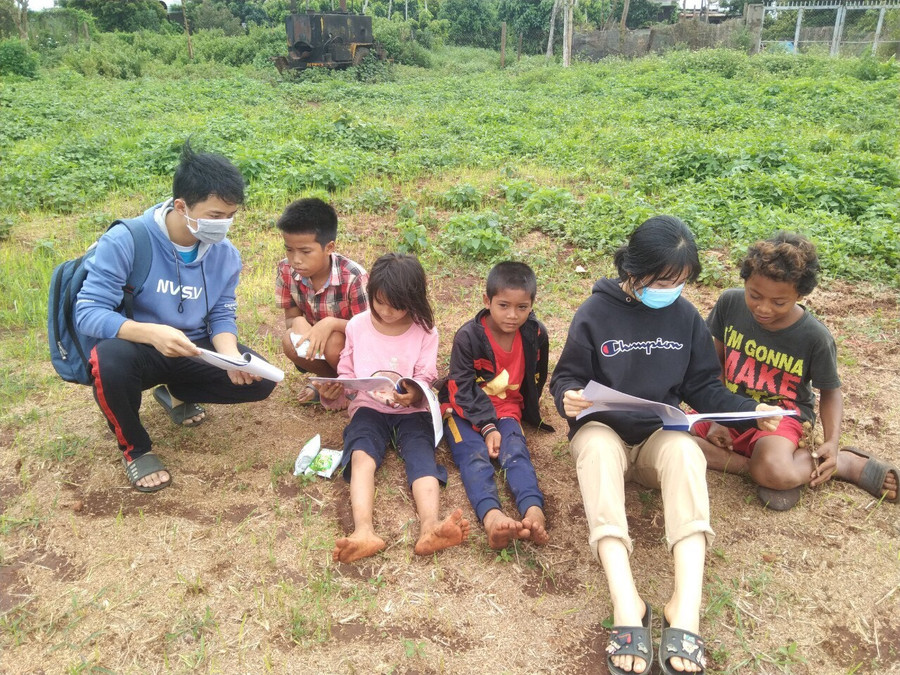 Em Hồ Sỹ Huy (bìa trái) khảo sát sự hiểu biết về giới tính của các em thiếu nhi xã Dun (huyện Chư Sê). Ảnh: Phan Lài