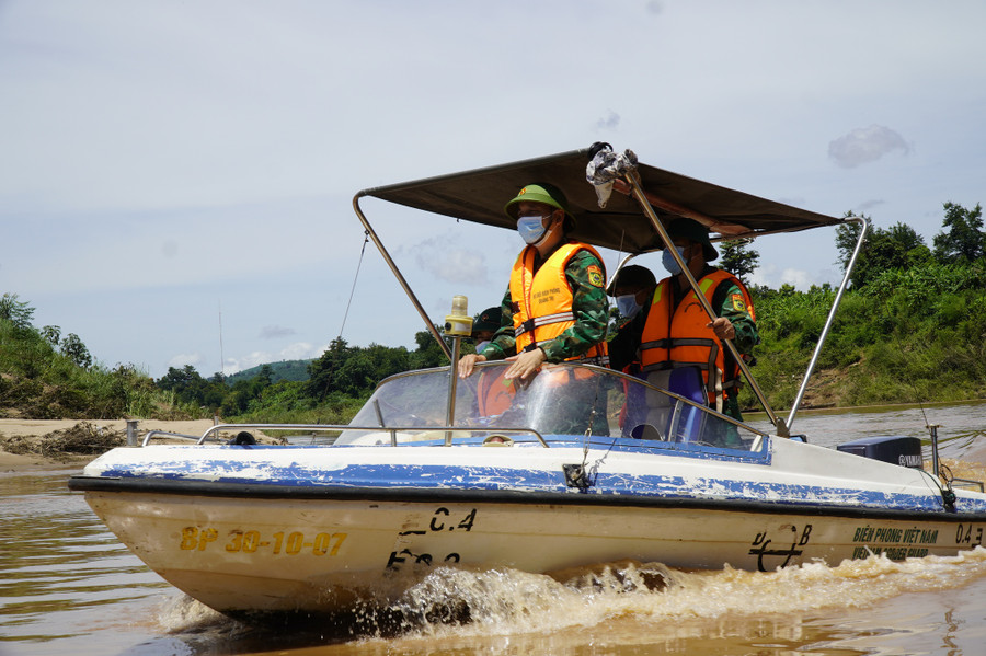 Ca nô biên phòng tuần tra trên sông Sê Pôn. Ca nô biên phòng tuần tra trên sông Sê Pôn