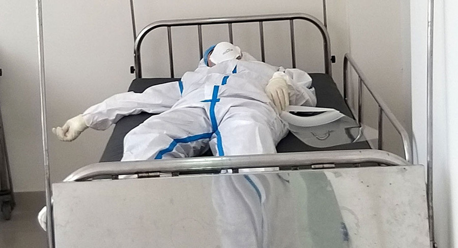 Một điều dưỡng bị kiệt sức trong ca trực