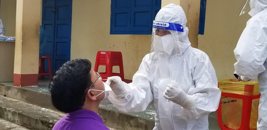 Nhân viên y tế lấy mẫu xét nghiệm cho người dân trên địa bàn phường An Bình (TX Buôn Hồ) - Ảnh: TT-TH Buôn Hồ.