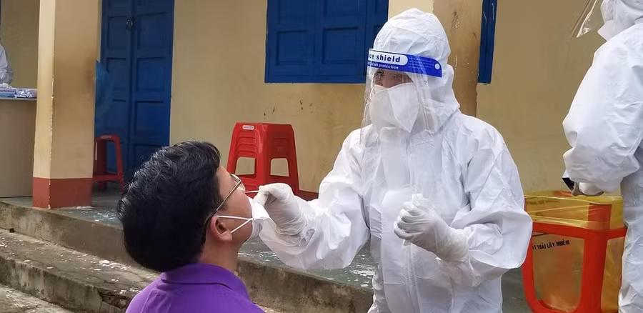 Nhân viên y tế lấy mẫu xét nghiệm cho người dân trên địa bàn phường An Bình (TX Buôn Hồ) - Ảnh: TT-TH Buôn Hồ.