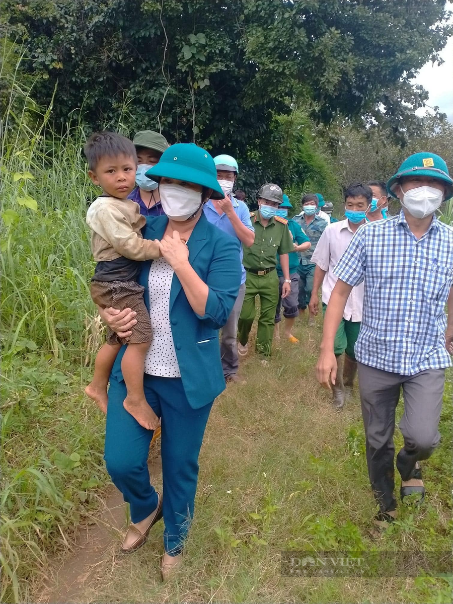 Sau một ngày đêm đi lạc trong rừng cao su, cháu Tùng đã được tìm thấy. Ảnh: T.L Sau một ngày đêm đi lạc trong rừng cao su, cháu Tùng đã được tìm thấy. Ảnh: T.L