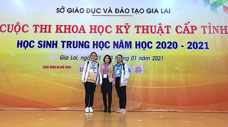 Cô Trần Thị Thu Hằng (giữa) cùng 2 học trò Trường THPT Lê Hoàn (huyện Đức Cơ) tham dự cuộc thi Khoa học kỹ thuật cấp tỉnh học sinh trung học năm học 2020-2021 với đề tài trồng nấm bào ngư xám trên mùn cưa cây cao su. Ảnh: Mộc Trà Cô Trần Thị Thu Hằng (giữa) cùng 2 học trò Trường THPT Lê Hoàn (huyện Đức Cơ) tham dự Cuộc thi Khoa học kỹ thuật cấp tỉnh học sinh trung học năm học 2020-2021 với đề tài trồng nấm bào ngư xám trên mùn cưa cây cao su. Ảnh: Mộc Trà