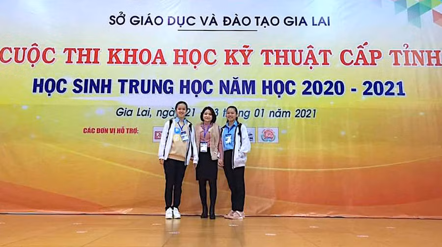 Cô Trần Thị Thu Hằng (giữa) cùng 2 học trò Trường THPT Lê Hoàn (huyện Đức Cơ) tham dự Cuộc thi Khoa học kỹ thuật cấp tỉnh học sinh trung học năm học 2020-2021 với đề tài trồng nấm bào ngư xám trên mùn cưa cây cao su. Ảnh: Mộc Trà