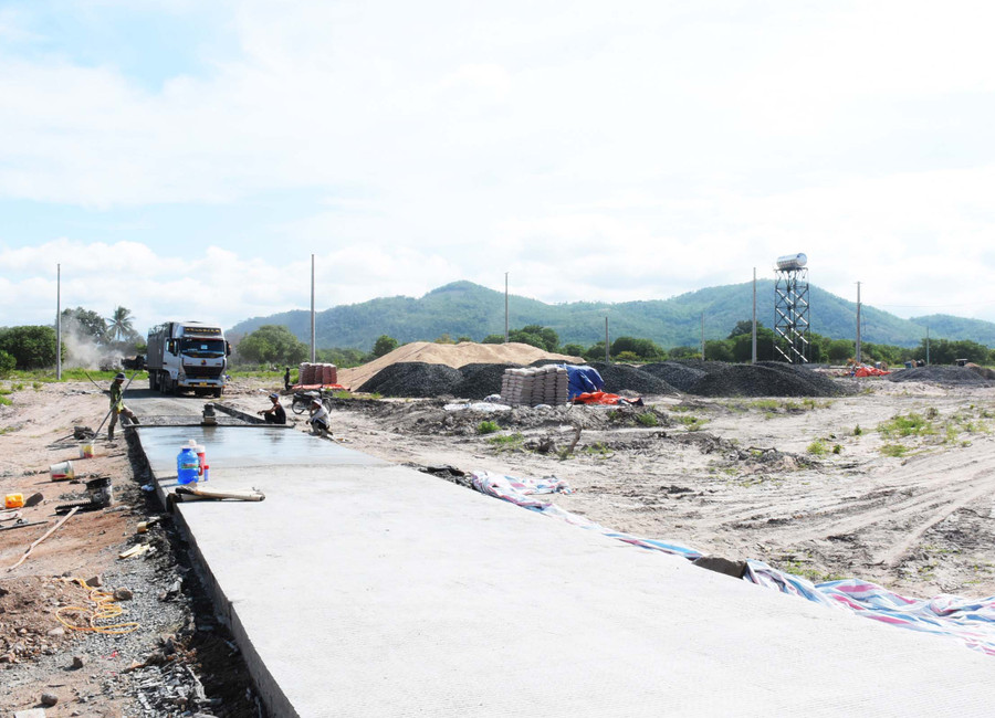 Đơn vị thi công đẩy nhanh tiến độ thực hiện các hạng mục tại dự án sắp xếp, ổn định dân cư buôn H’Lang (xã Chư Rcăm, huyện Krông Pa). Ảnh: Minh Triều Đơn vị thi công đang đẩy nhanh tiến độ thực hiện các hạng mục tại dự án sắp xếp, ổn định dân cư buôn H’Lang (xã Chư Rcăm, huyện Krông Pa). Ảnh: Minh Triều