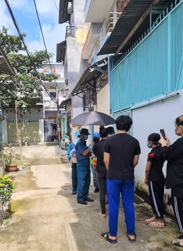 Anh đã về trong vòng tay người thân. Ảnh: T.L