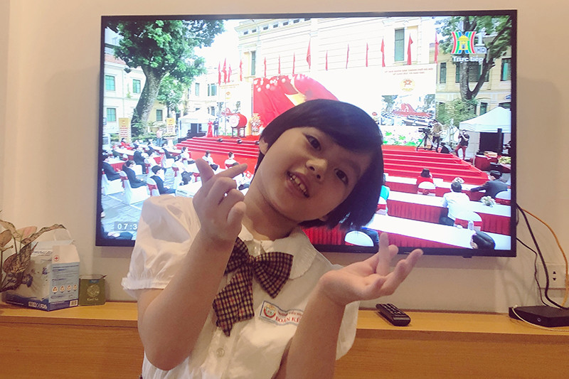 Thấy mẹ bảo nay sẽ khai giảng năm học mới, cháu Nguyễn Nguyễn An Nhiên (lớp 2A3 trường Tiểu học Đoàn Kết - quận Long Biên, Hà Nội) dậy từ 6 giờ sáng. Em háo hức mặc bộ đồng phục đã mấy tháng trời không được mặc đến. (Ảnh: Nguyên Trang)