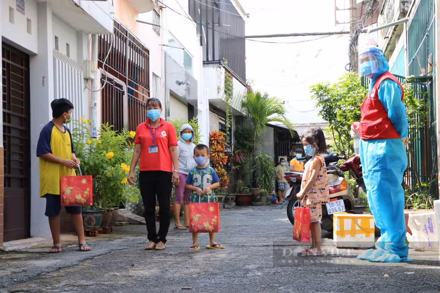  Ủy ban Mặt trận Tổ quốc quận Bình Thạnh triển khai chương trình chăm lo, tặng quà trung thu cho các em nhỏ trên địa bàn quận.