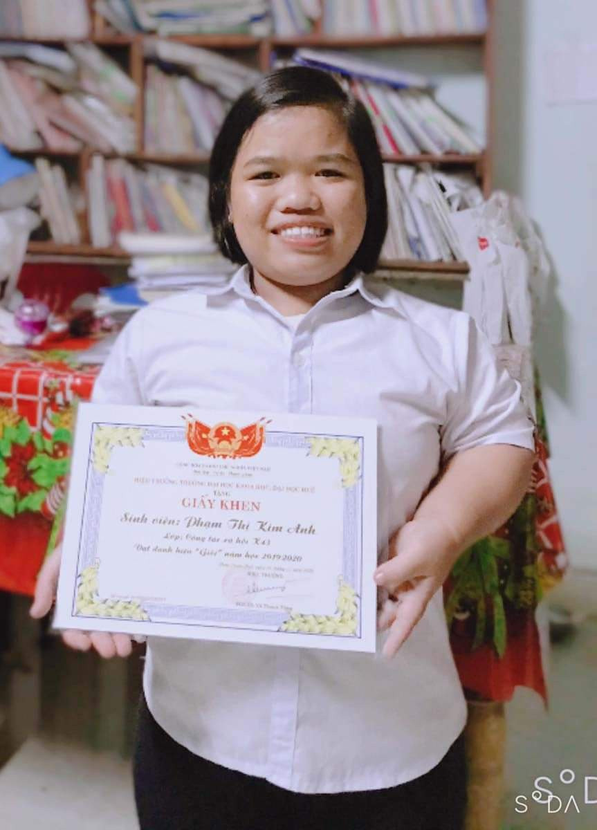 Hai năm học đại học, Kim Anh được BCH Hội sinh viên trường Đại học Khoa học Huế tặng bằng khen về thành tích hoạt động. Ảnh: TGCC Hai năm học đại học, Kim Anh được BCH Hội sinh viên trường Đại học Khoa học Huế tặng bằng khen về thành tích hoạt động. Ảnh: TGCC
