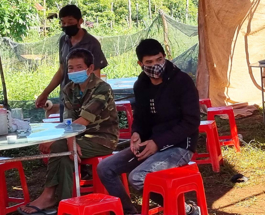 Người thân trong gia đình hỗ trợ lo mai táng cho 3 cha con anh Quỳnh. Ảnh: Khánh Phong