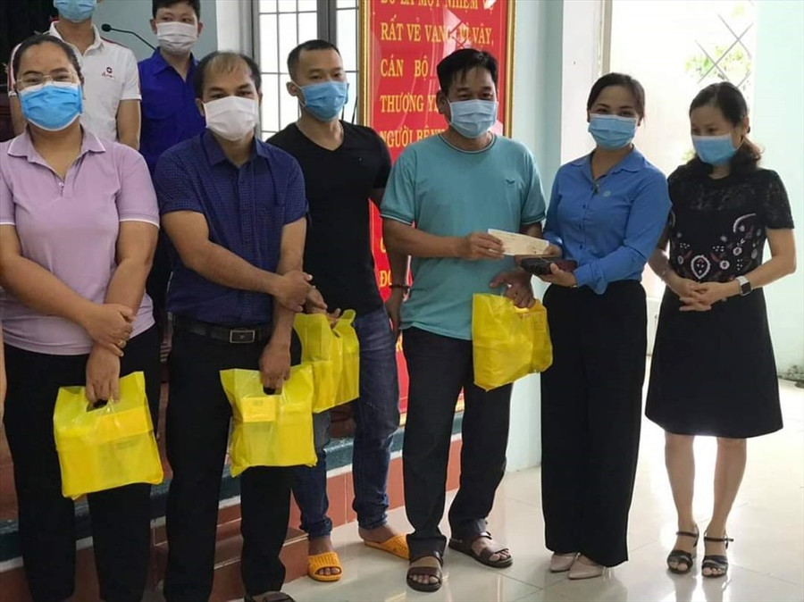 Công đoàn ngành Y tế tặng quà cho đội ngũ y bác sĩ. Ảnh: TA Công đoàn ngành Y tế tặng quà cho đội ngũ y bác sĩ. Ảnh: TA