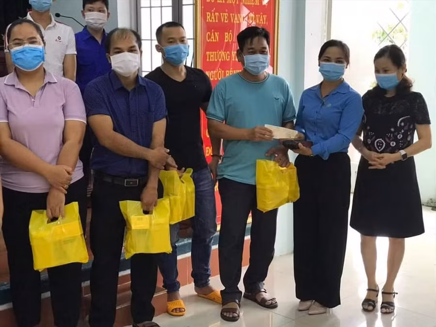 Công đoàn ngành Y tế tặng quà cho đội ngũ y bác sĩ. Ảnh: TA