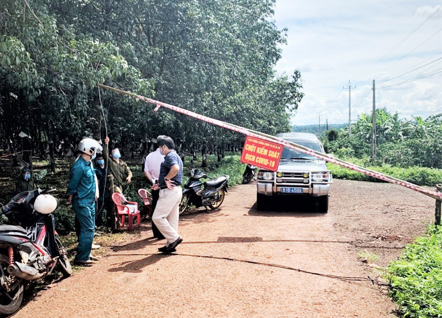Làng Blút Roh (xã Al Bá, huyện Chư Sê) được gỡ bỏ khoanh vùng, kết thúc thời gian cách ly y tế từ ngày 5-9. Ảnh: Mỹ Đức làng Blút Roh (xã Al Bá) chính thức được gỡ bỏ khoanh vùng, kết thúc thời gian cách ly y tế từ ngày 5-9. Ảnh: Mỹ Đức