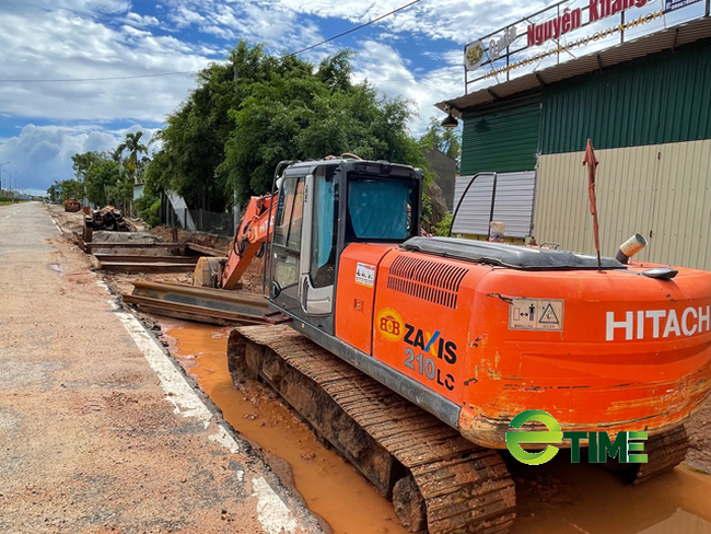 Phương tiện đang tham gia thi công hệ thống thoát nước khủng. Ảnh: Nhiệt Băng