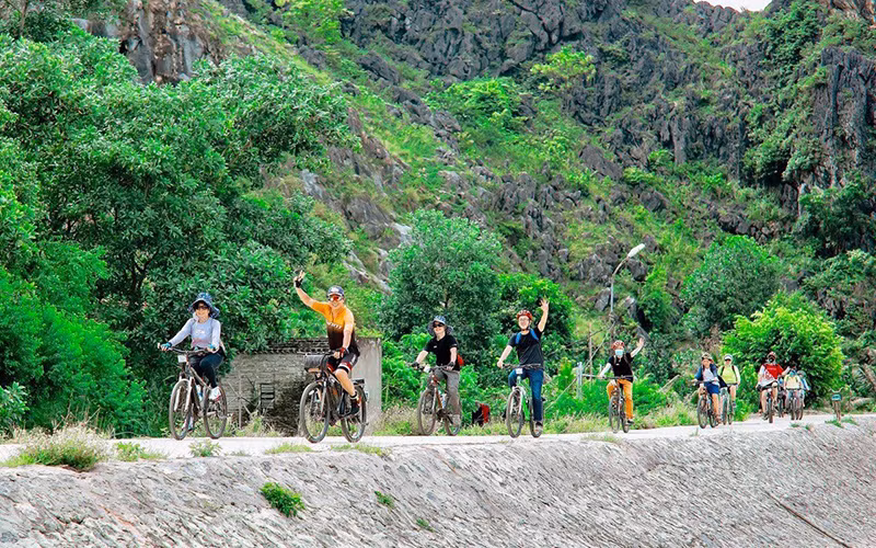 Tua đạp xe khám phá Ninh Bình do một đơn vị du lịch tổ chức. Ảnh: Trần Yến