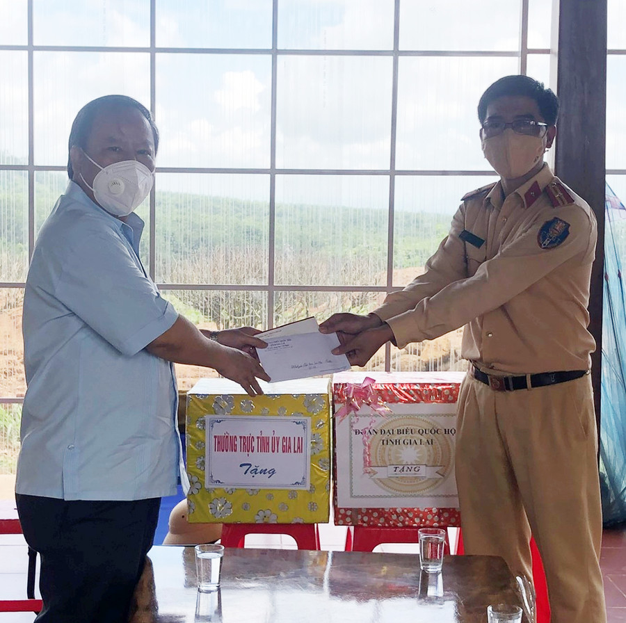 Phó Bí thư Thường trực Tỉnh ủy Châu Ngọc Tuấn tặng quà cho lực lượng làm nhiệm vụ tại chốt Sao Mai. Ảnh: Anh Huy Phó Bí thư Thường trực Tỉnh ủy Châu Ngọc Tuấn tặng quà cho lực lượng làm nhiệm vụ tại chốt Sao Mai. Ảnh: Anh Huy