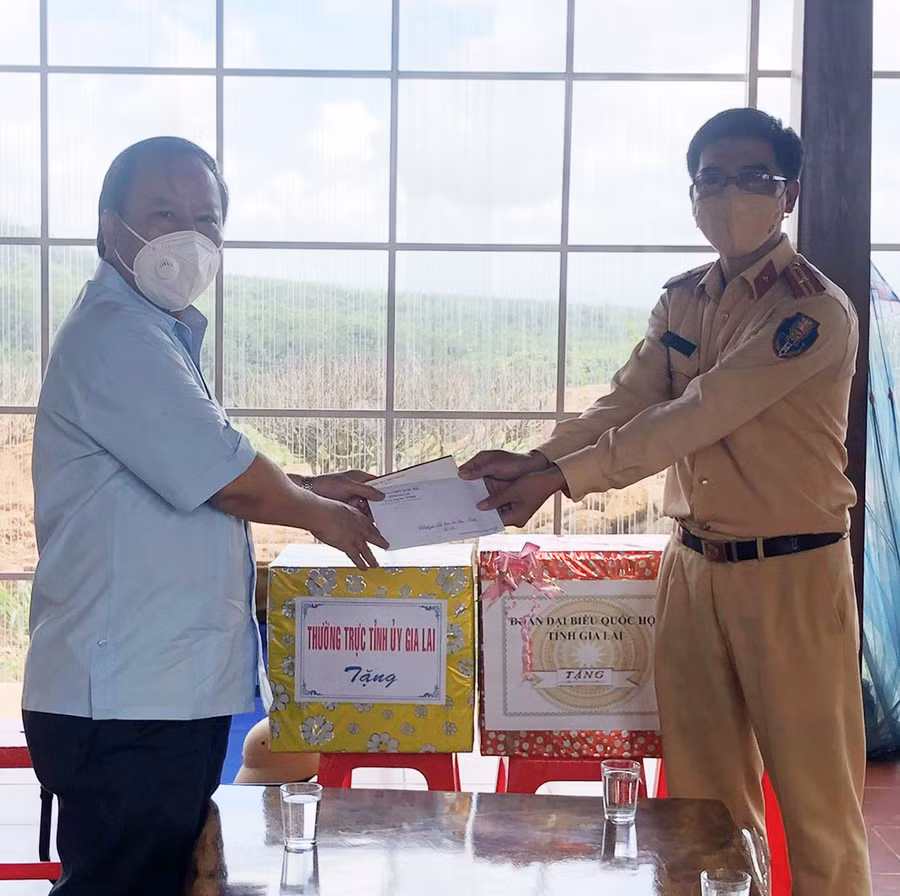 Phó Bí thư Thường trực Tỉnh ủy Châu Ngọc Tuấn tặng quà cho lực lượng làm nhiệm vụ tại chốt Sao Mai. Ảnh: Anh Huy Phó Bí thư Thường trực Tỉnh ủy Châu Ngọc Tuấn tặng quà cho lực lượng làm nhiệm vụ tại chốt Sao Mai. Ảnh: Anh Huy