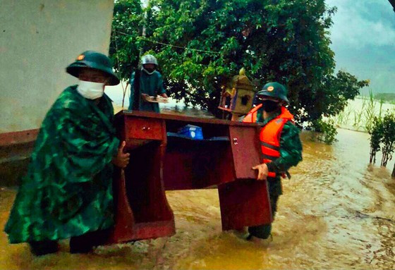 BĐBP tỉnh Thừa Thiên - Huế di dời đồ đạc giúp người dân A Lưới chạy lũ