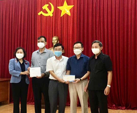 Đại diện HĐND tỉnh và Ban Tuyên giáo Tỉnh ủy trao quà cho Sở Y tế để chuyển đến 5 nhân viên y tế nhiễm Covid-19 trong thời gian làm nhiệm vụ. Ảnh: Như Nguyện