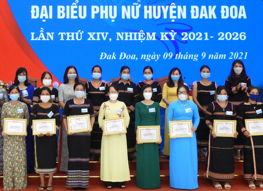 Các cá nhân có thành tích xuất sắc trong công tác hội và phong trào phụ nữ huyện Đak Đoa nhiệm kỳ 2016-2021. Ảnh: Thanh Nhật