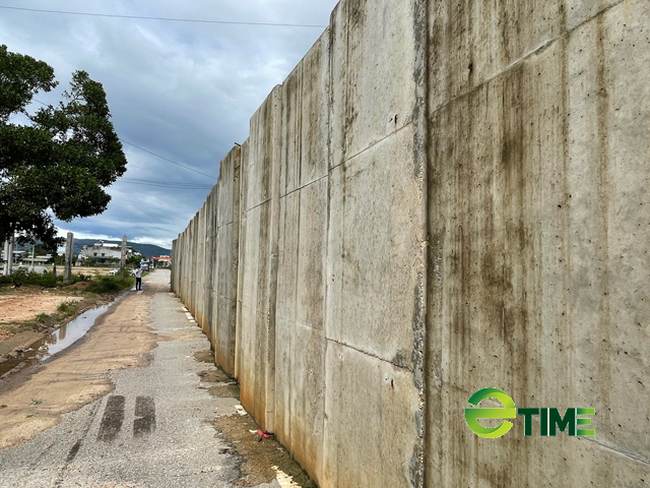 Số bi công được tập kết bên đường để thi công lắp đặt. Ảnh: Nhiệt Băng