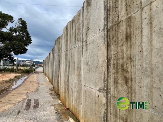 Số bi công được tập kết bên đường để thi công lắp đặt. Ảnh: Nhiệt Băng