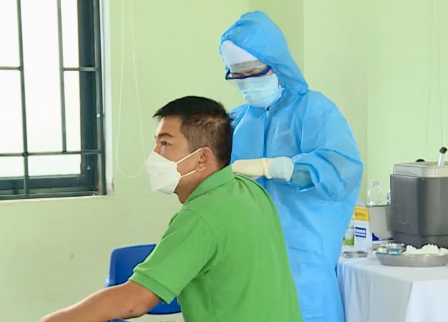  Tiêm vắc xin phòng Covid-19 cho đối tượng ưu tiên theo Nghị quyết 21/NQ-CP. Ảnh: Như Nguyện