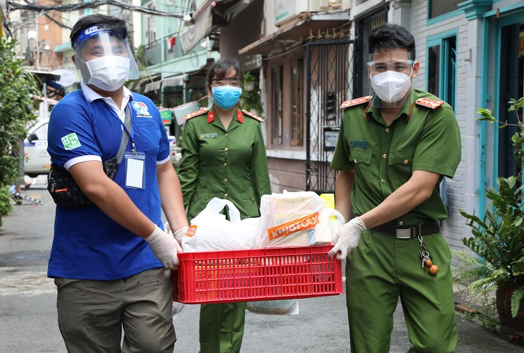 Cán bộ chiến sĩ Công an đi chợ giúp dân, kịp thời giao thực phẩm đến tận tay người dân.