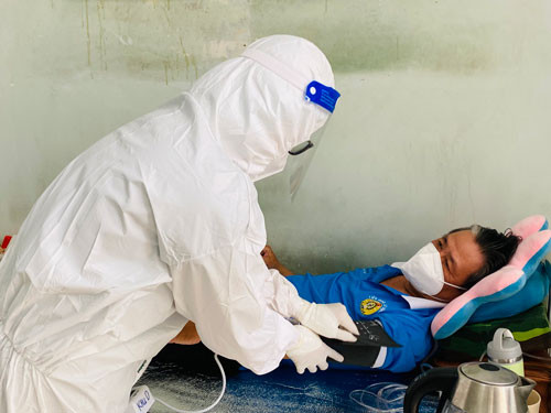 Ông Lương Văn Phúc đang được bác sĩ chăm sóc tại Bệnh viện dã chiến điều trị Covid-19 Thủ Đức 2