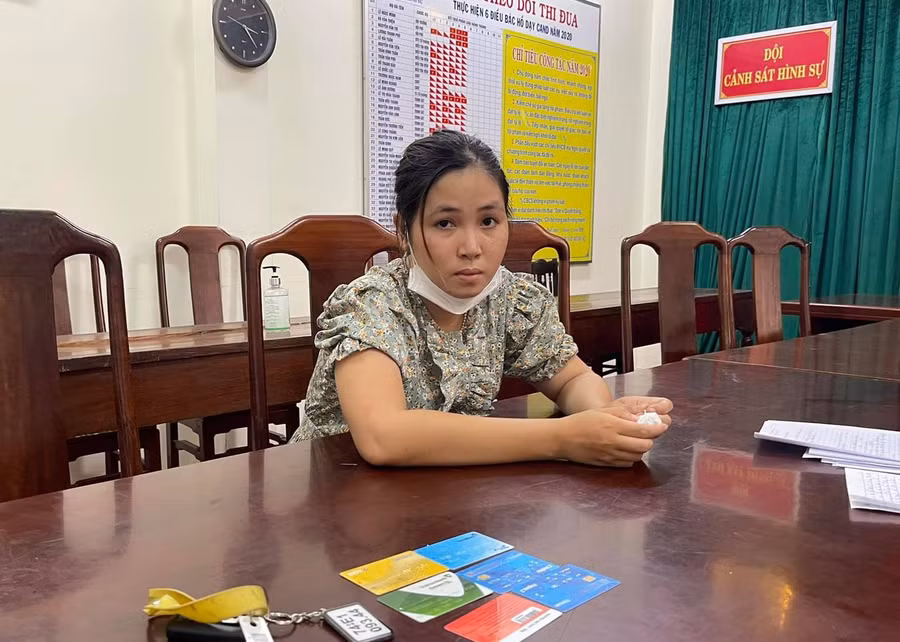 Thủy Tiên tại cơ quan điều tra. Ảnh: C.Q