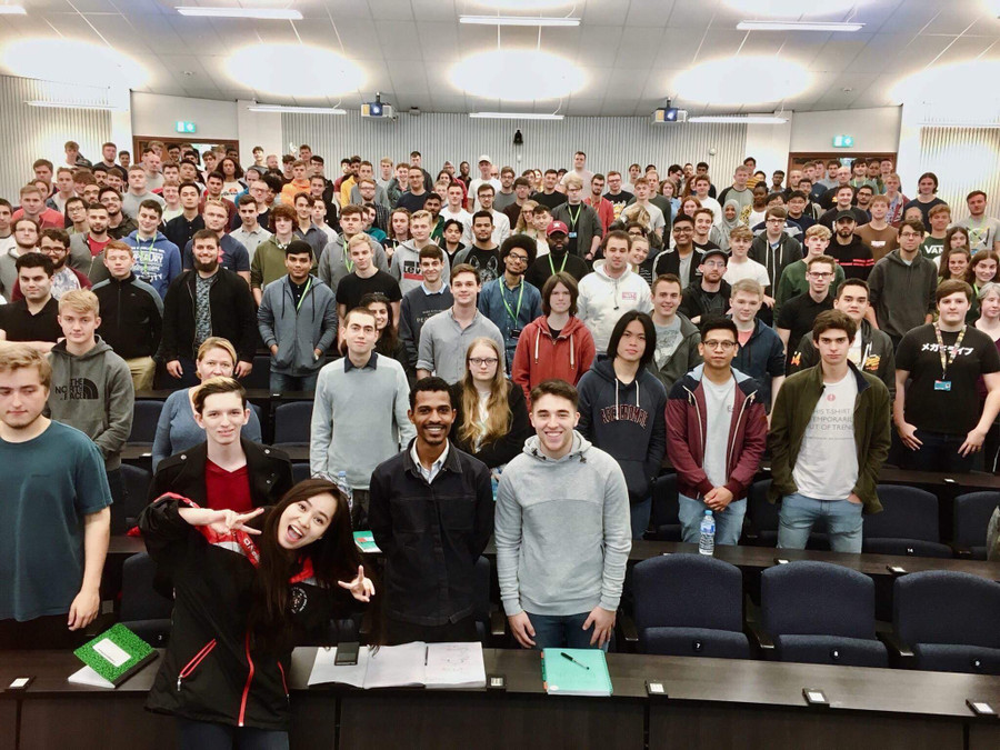 Trong buổi diễn thuyết cùng sinh viên ĐH Tây Anh - Ảnh: NVCC