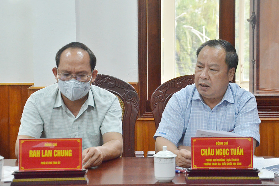 Phó Bí thư Thường trực Tỉnh ủy Châu Ngọc Tuấn (bìa phải) nêu ý kiến tại buổi làm việc. Ảnh: Phương Linh