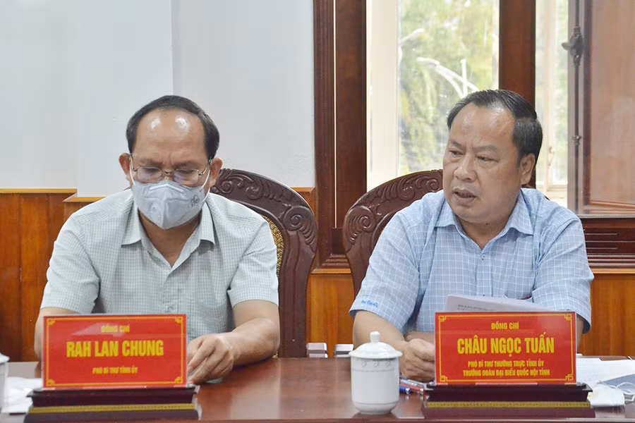 Phó Bí thư Thường trực Tỉnh ủy Châu Ngọc Tuấn (bìa phải) nêu ý kiến tại buổi làm việc. Ảnh: Phương Linh