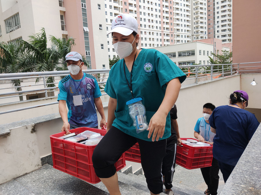 Cô Nguyễn Thị Diễm Thúy phụ trách cơm nước của Bệnh viện dã chiến số 12. Ảnh: Như Lịch