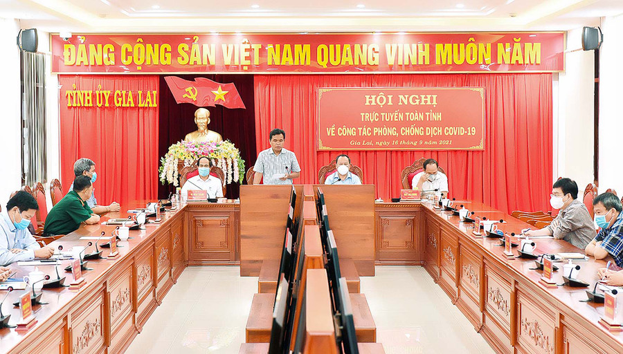 Đồng chí Hồ Văn Niên-Ủy viên Ban Chấp hành Trung ương Đảng, Bí thư Tỉnh ủy, Chủ tịch HĐND tỉnh phát biểu kết luận hội nghị. Ảnh: Đức Thụy