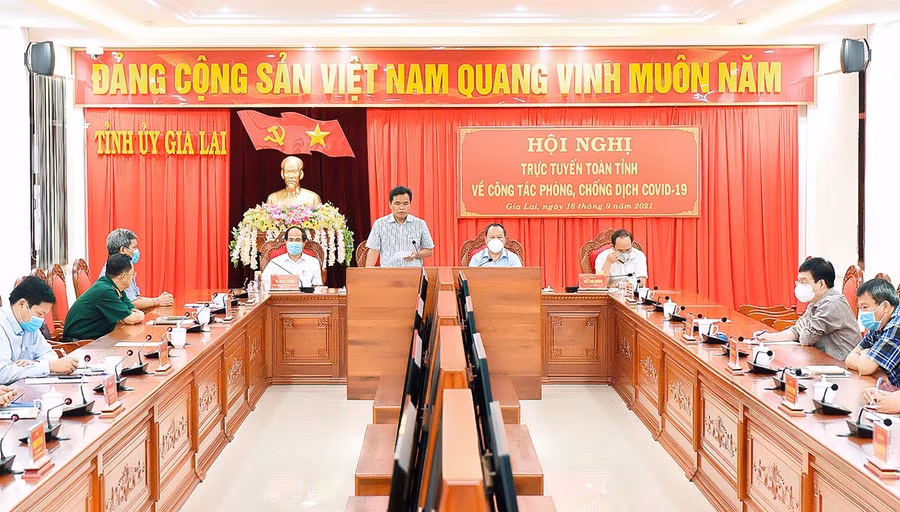 Đồng chí Hồ Văn Niên-Ủy viên Ban Chấp hành Trung ương Đảng, Bí thư Tỉnh ủy, Chủ tịch HĐND tỉnh phát biểu kết luận hội nghị. Ảnh: Đức Thụy