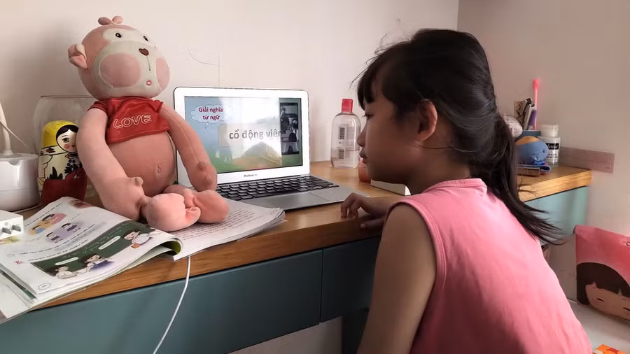 Hình thức học trực tuyến nên nhẹ nhàng, lôi cuốn, hấp dẫn như xem tranh, xem phim hoạt hình - Ảnh: Đ.N Hình thức học trực tuyến nên nhẹ nhàng, lôi cuốn, hấp dẫn như xem tranh, xem phim hoạt hình - Ảnh: Đ.N