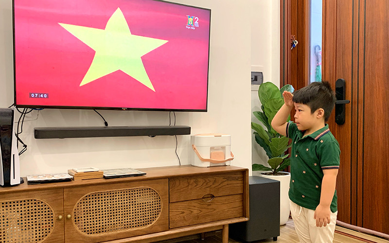  Đây sẽ là một kỷ niệm khó quên của một em học sinh lớp 1A6, trường Tiểu học Ngô Thì Nhậm, quận Hai Bà Trưng (Hà Nội), khi được tham gia buổi khai giảng đầu đời nhưng cũng vô cùng đặc biệt này. (Ảnh: Phùng Trang)