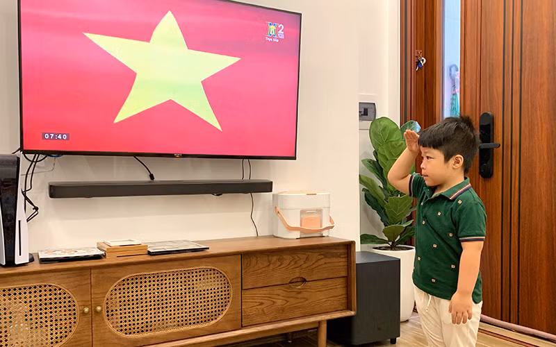  Đây sẽ là một kỷ niệm khó quên của một em học sinh lớp 1A6, trường Tiểu học Ngô Thì Nhậm, quận Hai Bà Trưng (Hà Nội), khi được tham gia buổi khai giảng đầu đời nhưng cũng vô cùng đặc biệt này. (Ảnh: Phùng Trang)