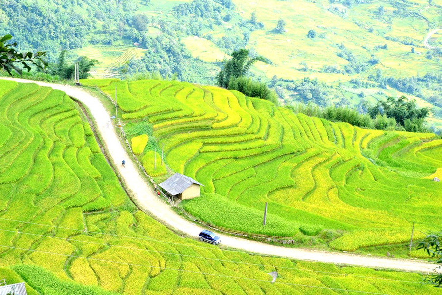  Ôm lấy con đường vắt ngang như dải lụa.