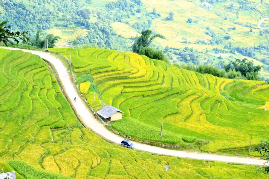  Ôm lấy con đường vắt ngang như dải lụa.