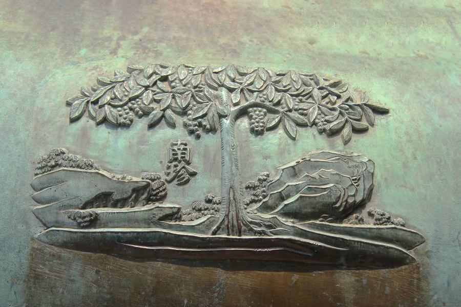  Cây bòn bon với mỹ danh 'Nam trân' được khắc trên Nhân đỉnh. ẢNH: NAM HOA