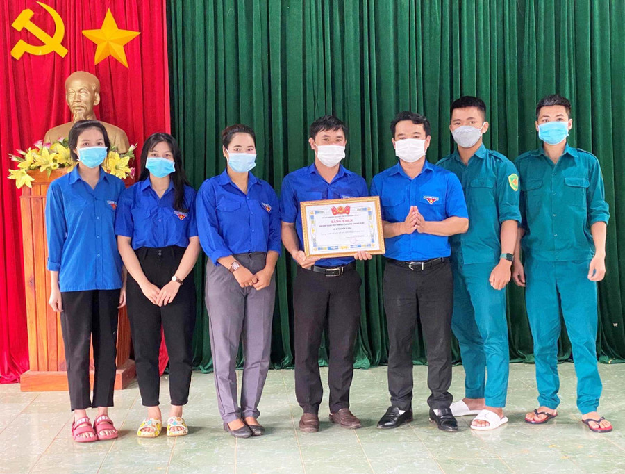Anh Đỗ Duy Nam (thứ 3 từ phải qua)-Phó Bí thư Tỉnh Đoàn tặng bằng khen gương người tốt-việc tốt cho đội thanh niên tình nguyện Những chú ong xanh. Ảnh: Phan Lài