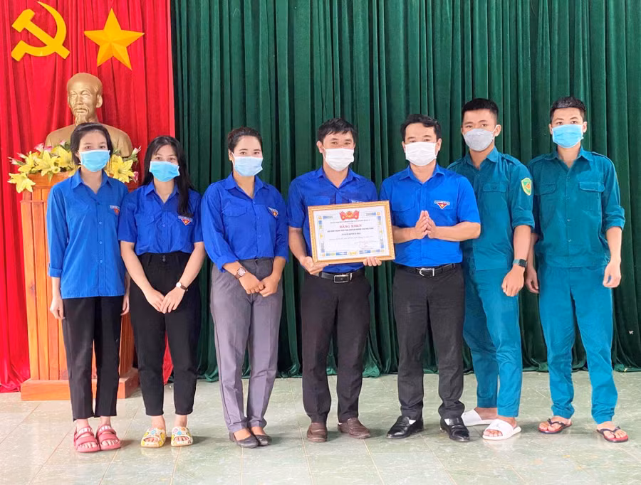 Anh Đỗ Duy Nam (thứ 3 từ phải qua)-Phó Bí thư Tỉnh Đoàn tặng bằng khen gương người tốt-việc tốt cho đội thanh niên tình nguyện Những chú ong xanh. Ảnh: Phan Lài