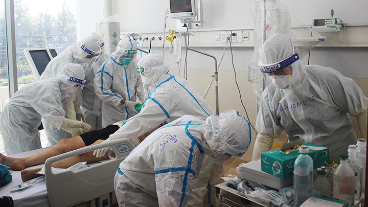 Cứu chữa bệnh nhân nguy kịch tại Bệnh viện hồi sức người bệnh Covid-19 TP Hồ Chí Minh.