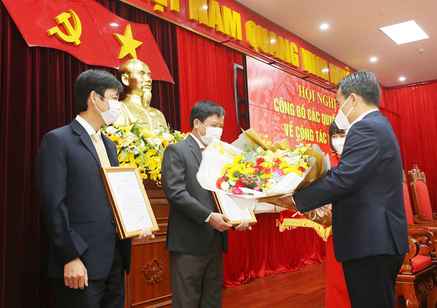 Bí thư Tỉnh ủy Hồ Văn Niên trao Quyết định và tặng hoa chúc mừng tân Giám đốc Sở Kế hoạch và Đầu tư Nguyễn Hữu Quế. Ảnh: Tấn Thi Bí thư Tỉnh ủy Hồ Văn Niên trao Quyết định và tặng hoa chúc mừng tân Giám đốc Sở Kế hoạch và Đầu tư Nguyễn Hữu Quế. Ảnh: Tấn Thi